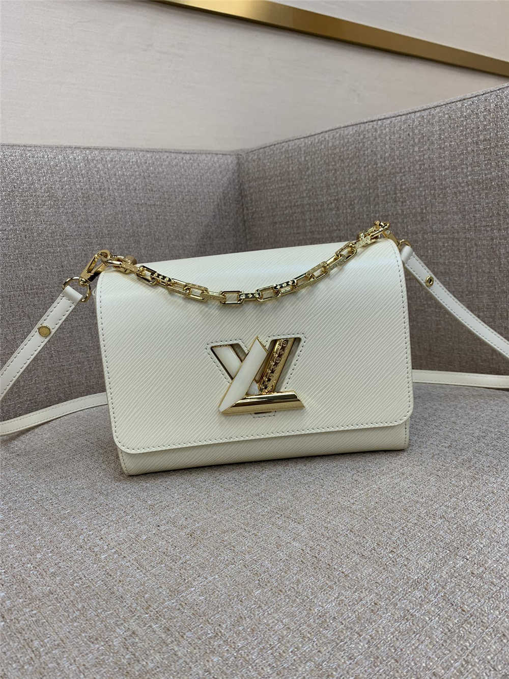 Louis Vuitton TWIST M24630  size：23x17x9.5cm 2025 new 